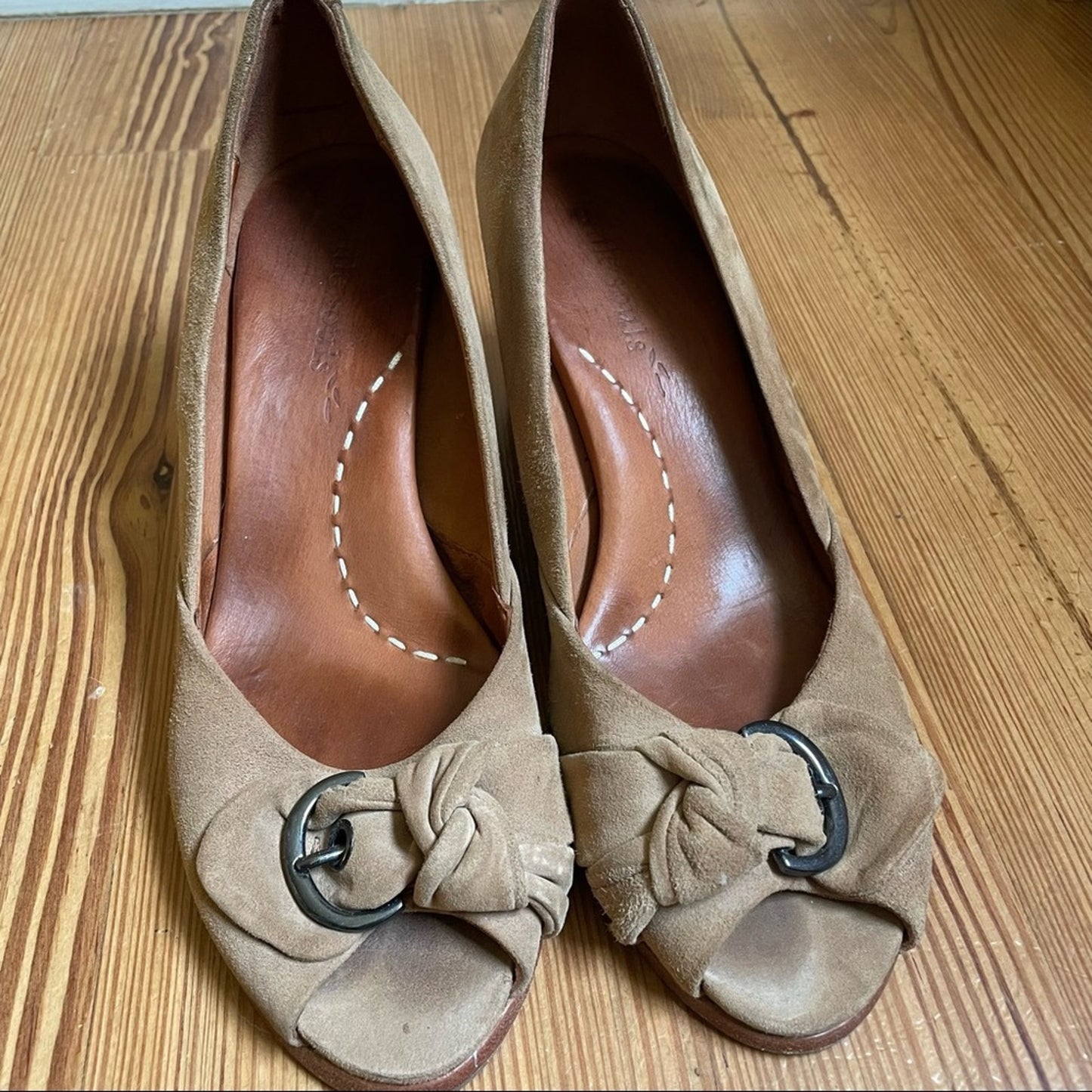 Gentle Souls Gabe's bow buckle tan suede wedge SIZE 9.5M