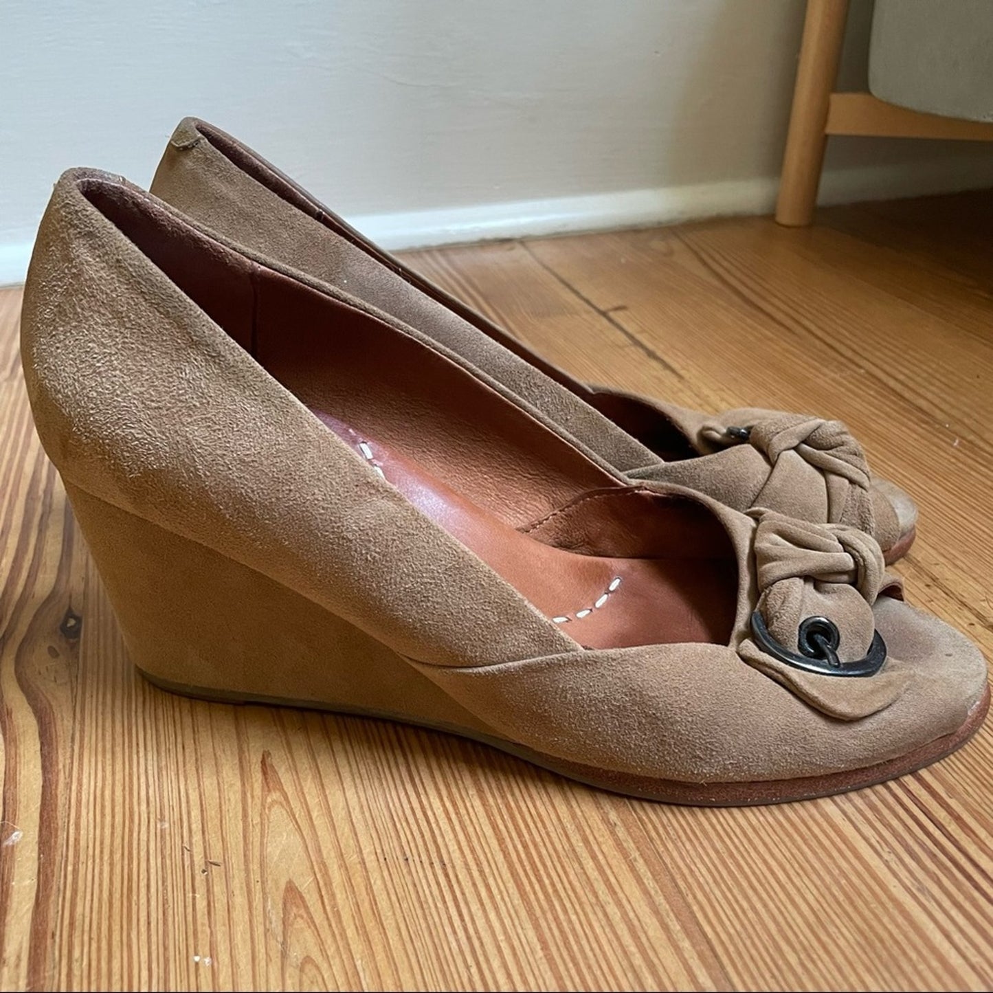Gentle Souls Gabe's bow buckle tan suede wedge SIZE 9.5M