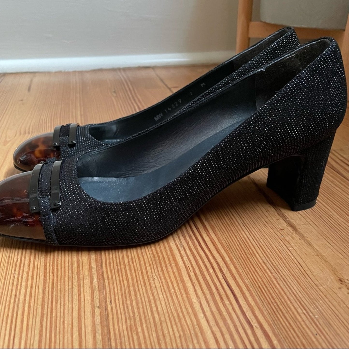 Stuart Weitzman black textured tortoise shell tip pump SIZE 7M