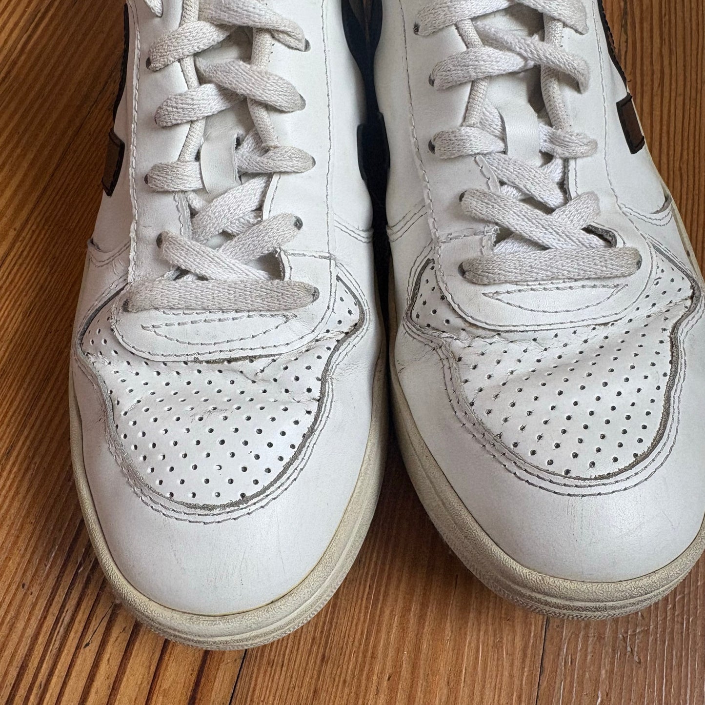 VEJA white leather black accents low top mens lace sneakers SIZE 9