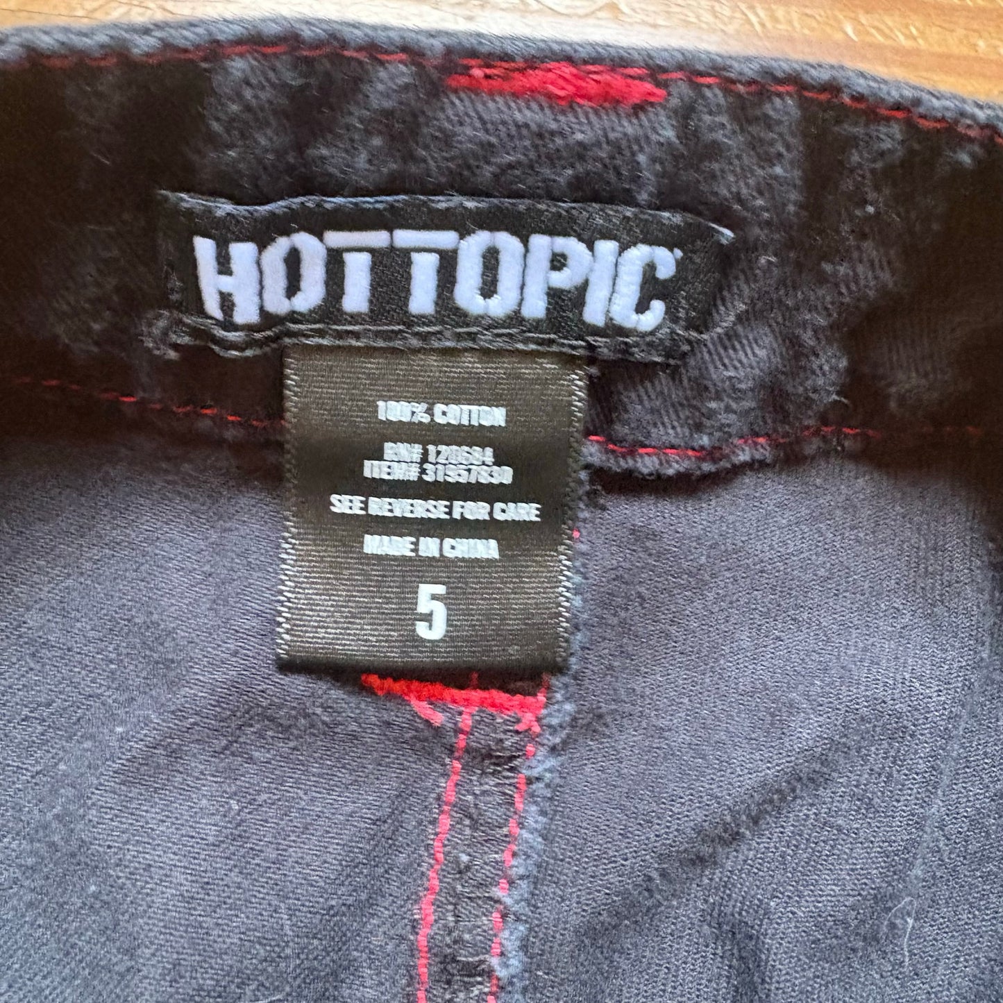 Hot Topic black goth red star graphic cargo pants SIZE 5