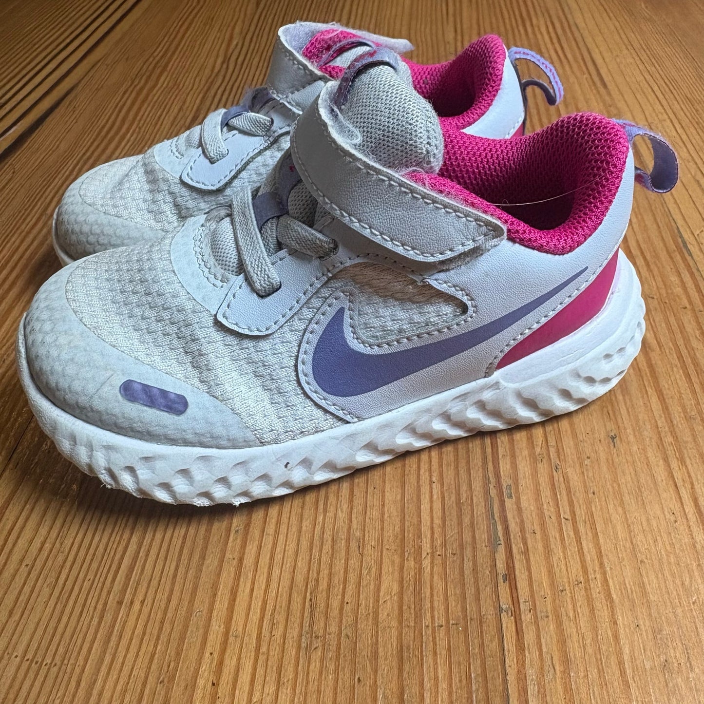 Nike white pink accent slip on elastic lace soft girls sneakers SIZE 8