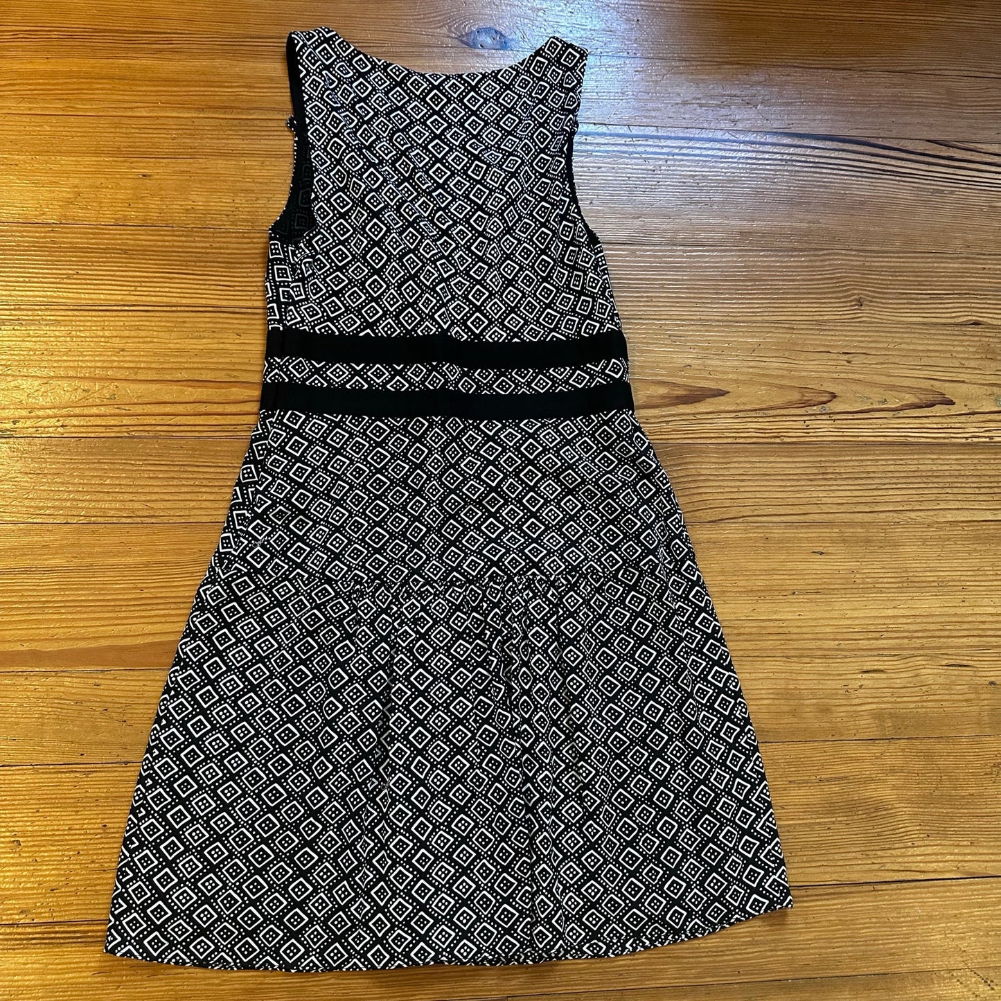 Diane von Furstenberg black geometric white sleeveless silk dress SIZE 8