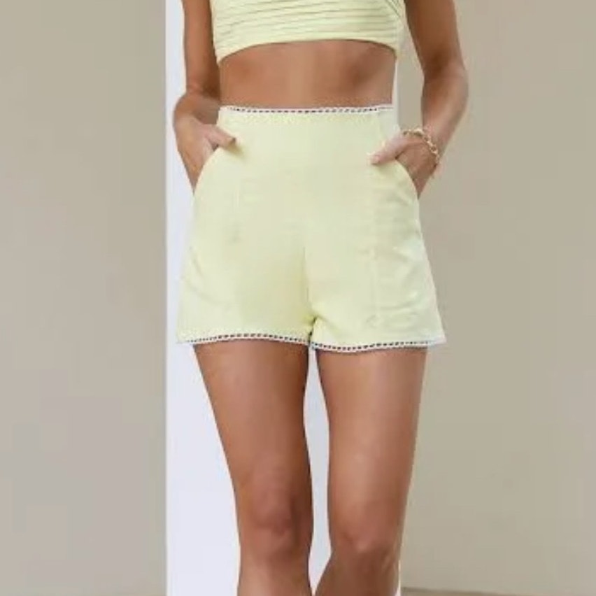 Hello Molly pastel yellow white scallop trim high rise shorts SIZE 4