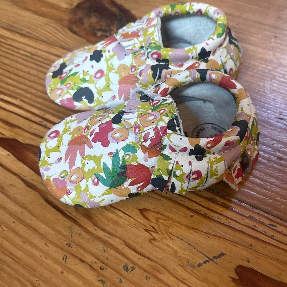 Fresh Produce white colorful floral soft sole baby moccasins SIZE 7
