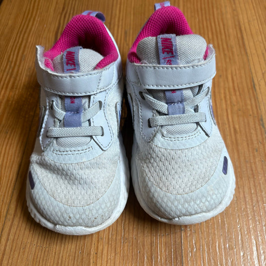 Nike white pink accent slip on elastic lace soft girls sneakers SIZE 8