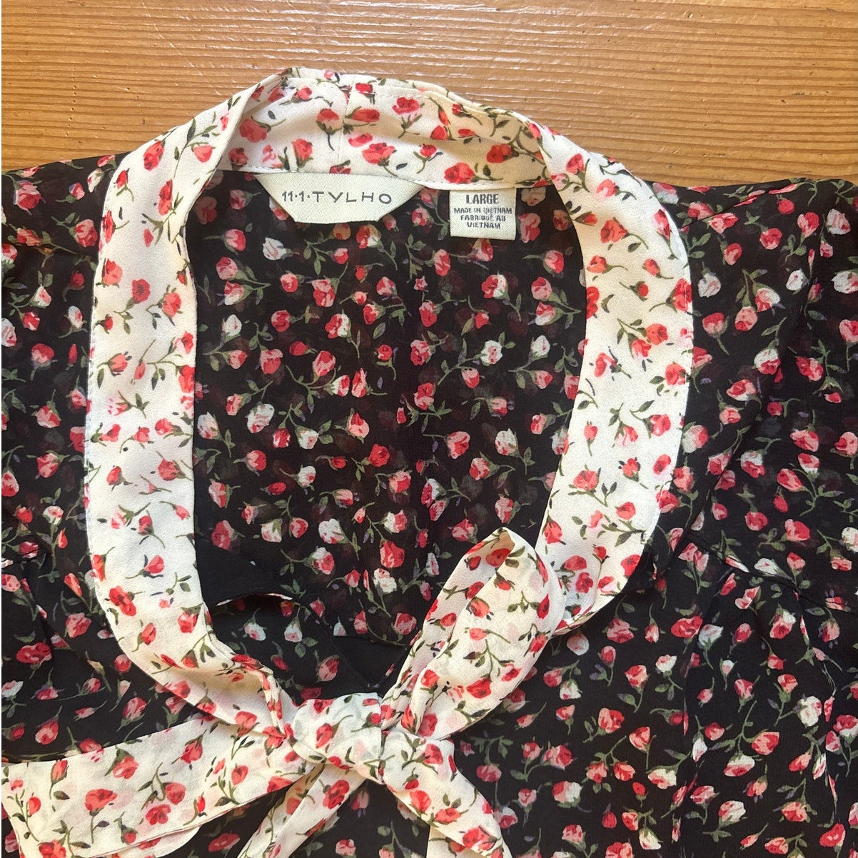 11.1. Tylho black floral keyhole tie neck long sleeve shift dress SIZE L