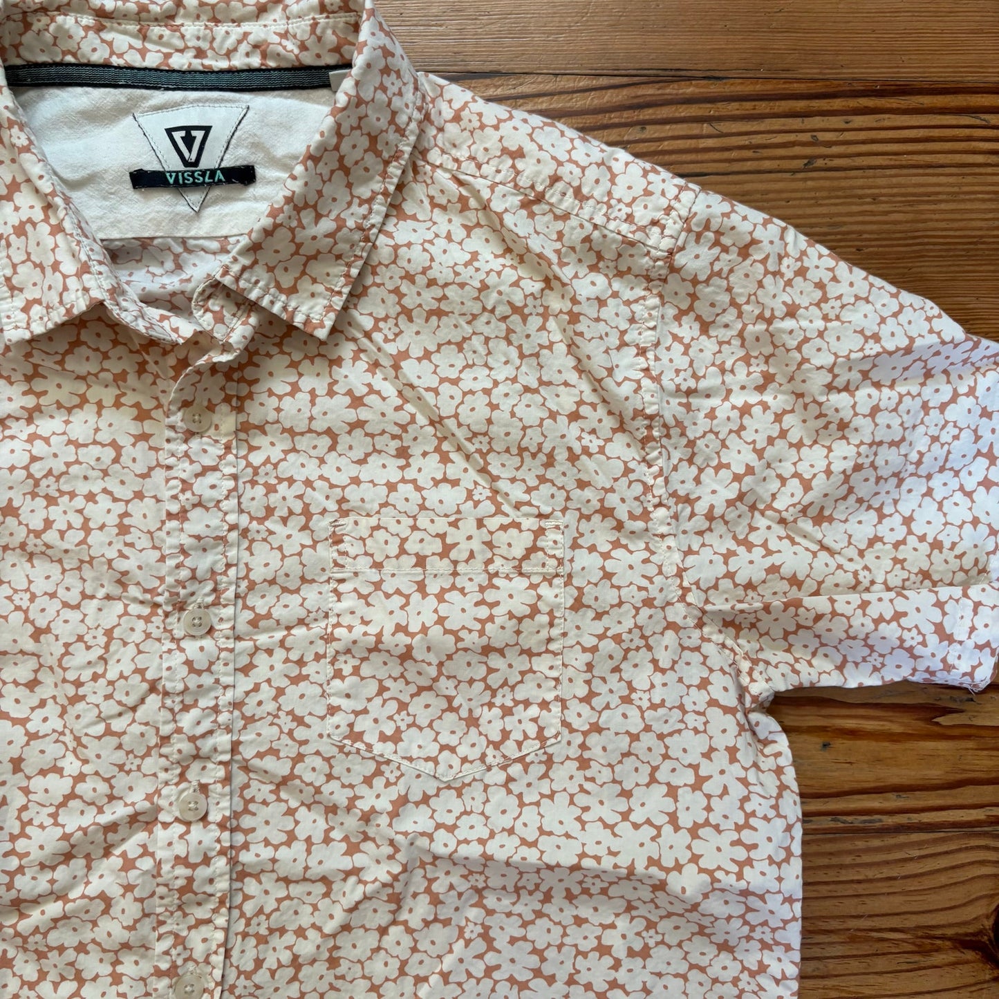 Vissla tan floral short sleeve cotton button up shirt SIZE M