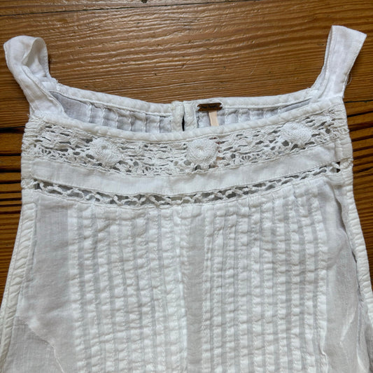 Free People white lace sleeveless cotton ruffle bottom tank SIZE XS