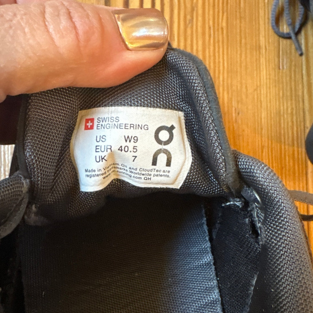 On Cloud 6 black white sole lace up women's running sneaker SIZE 9