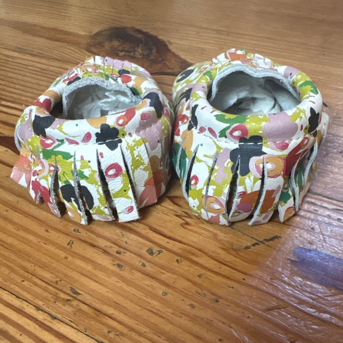 Fresh Produce white colorful floral soft sole baby moccasins SIZE 7
