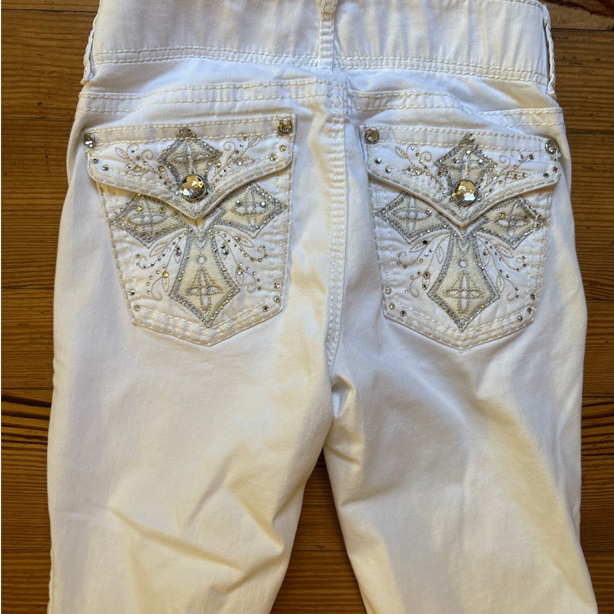 Apt. 9 white boot cut silver jeweled embroidered pocket high rise jeans SIZE 8