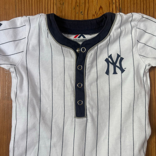 Majestic MLB New York Yankees white blue pin striped bodysuit SIZE 6-9M