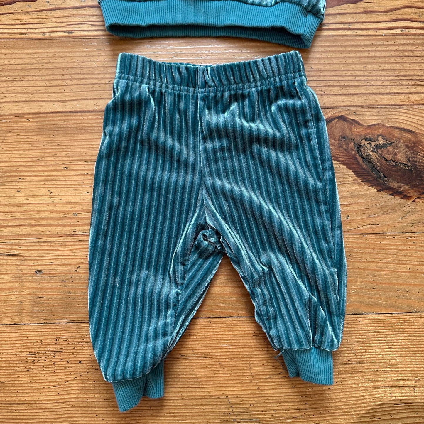 Tahari green velvet ribbed ruffle long sleeve pant set SIZE 0-3M