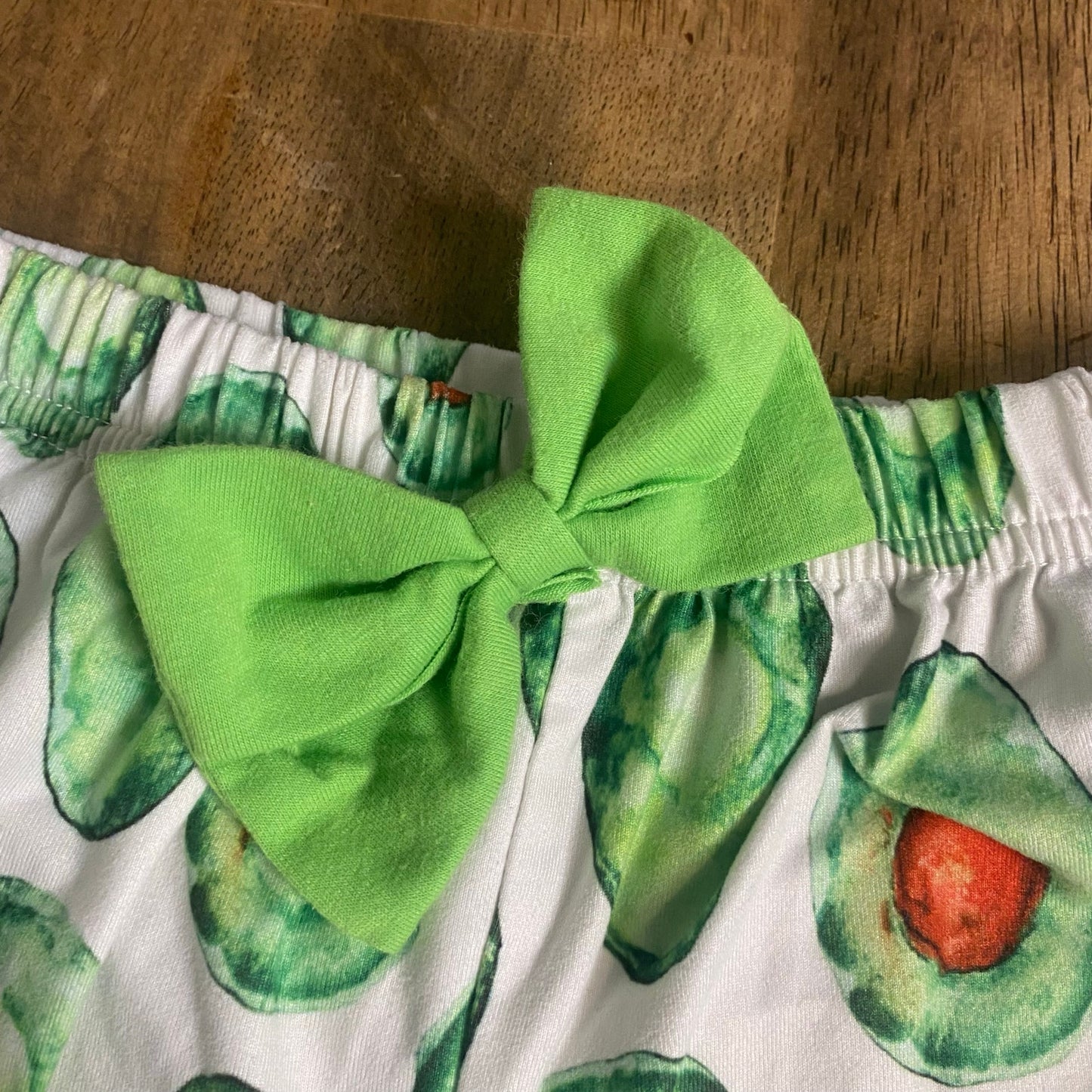 Boutique white green avocado ruffle bow pull on shorts SIZE 7
