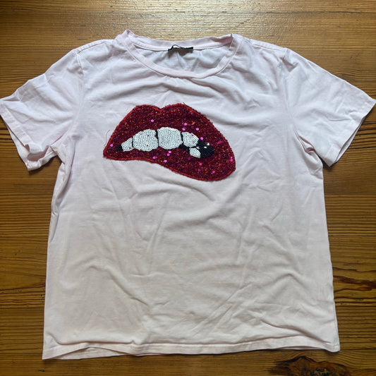 Shein light pink textured lips short sleeve graphic shirt SIZE XL