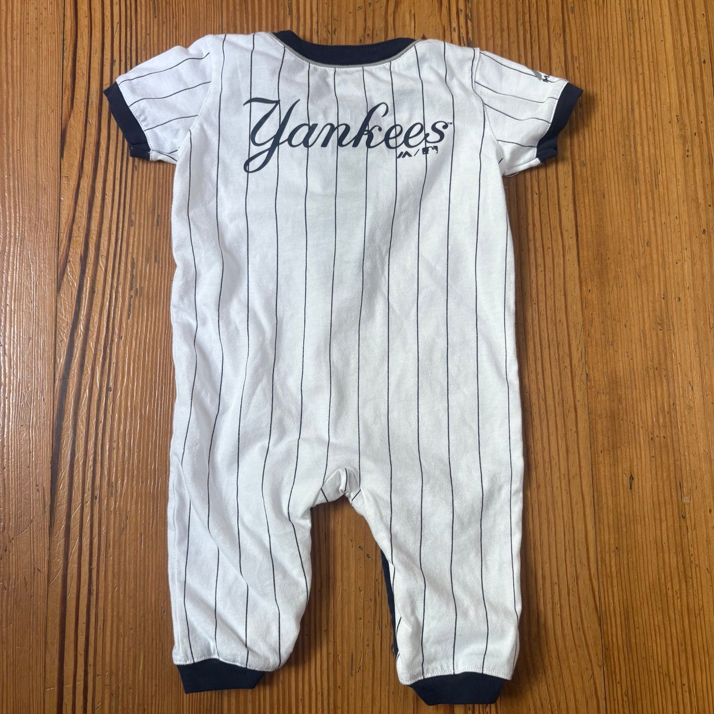 Majestic MLB New York Yankees white blue pin striped bodysuit SIZE 6-9M