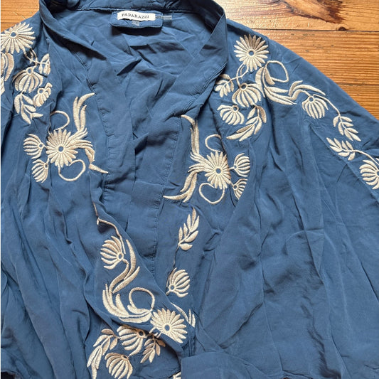 Paparazzi blue white floral embroidered wrap cape shirt SIZE L/XL