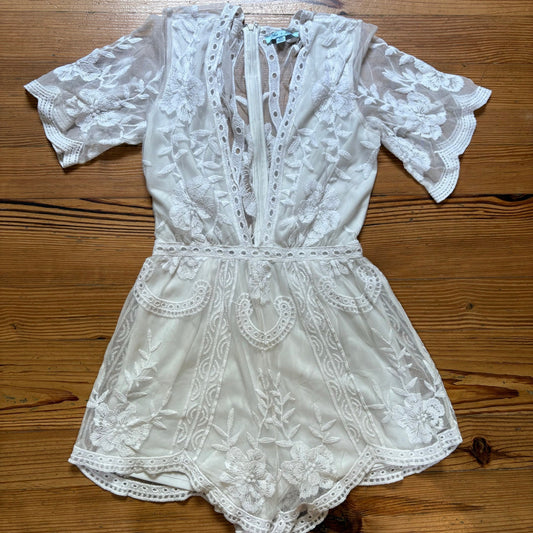 She + Sky white lace overlay plunge neckline short sleeve romper SIZE M