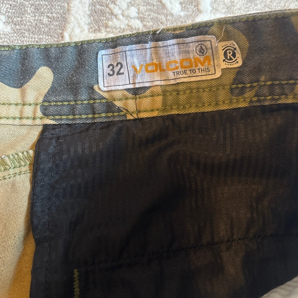 Volcom green black camo mens shorts SIZE 32