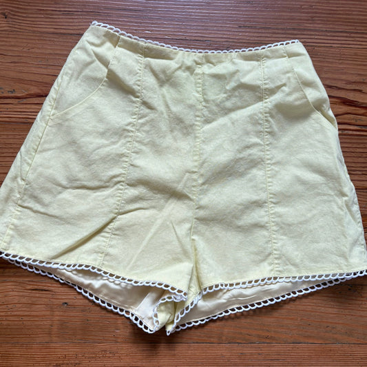 Hello Molly pastel yellow white scallop trim high rise shorts SIZE 4