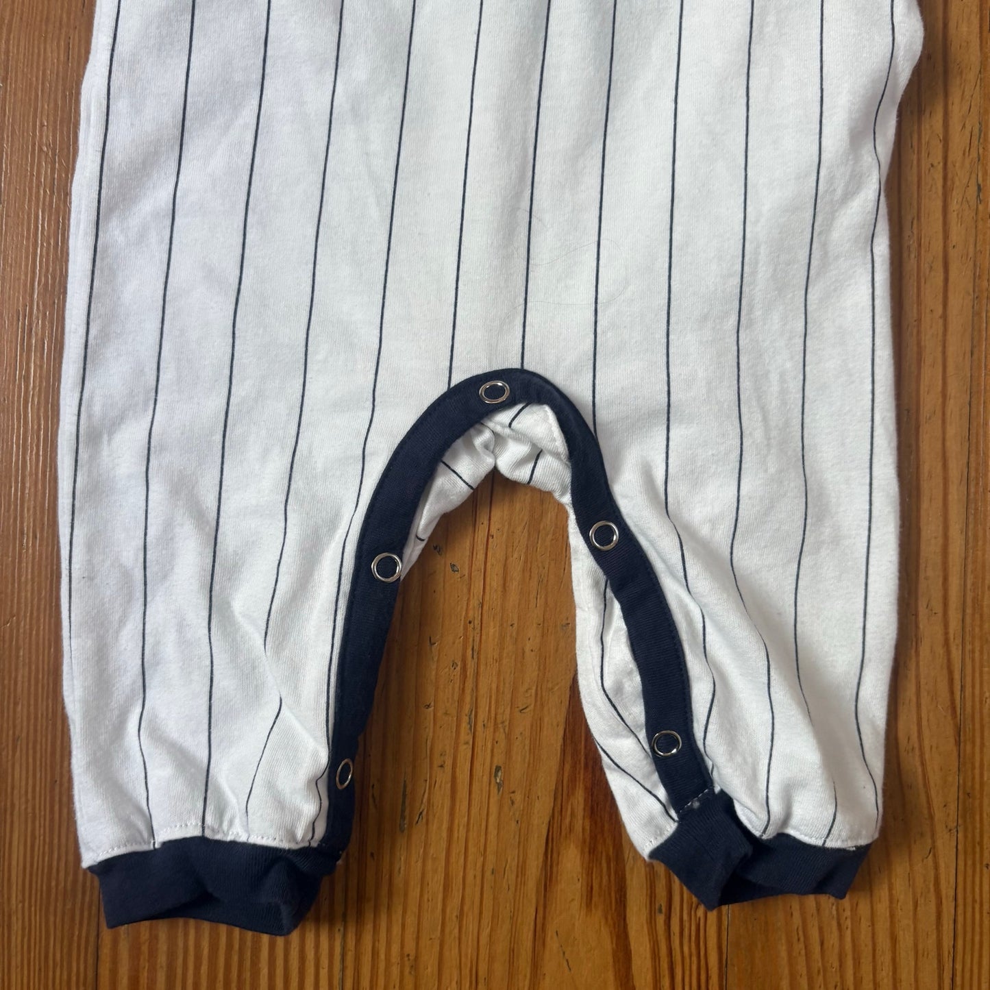 Majestic MLB New York Yankees white blue pin striped bodysuit SIZE 6-9M