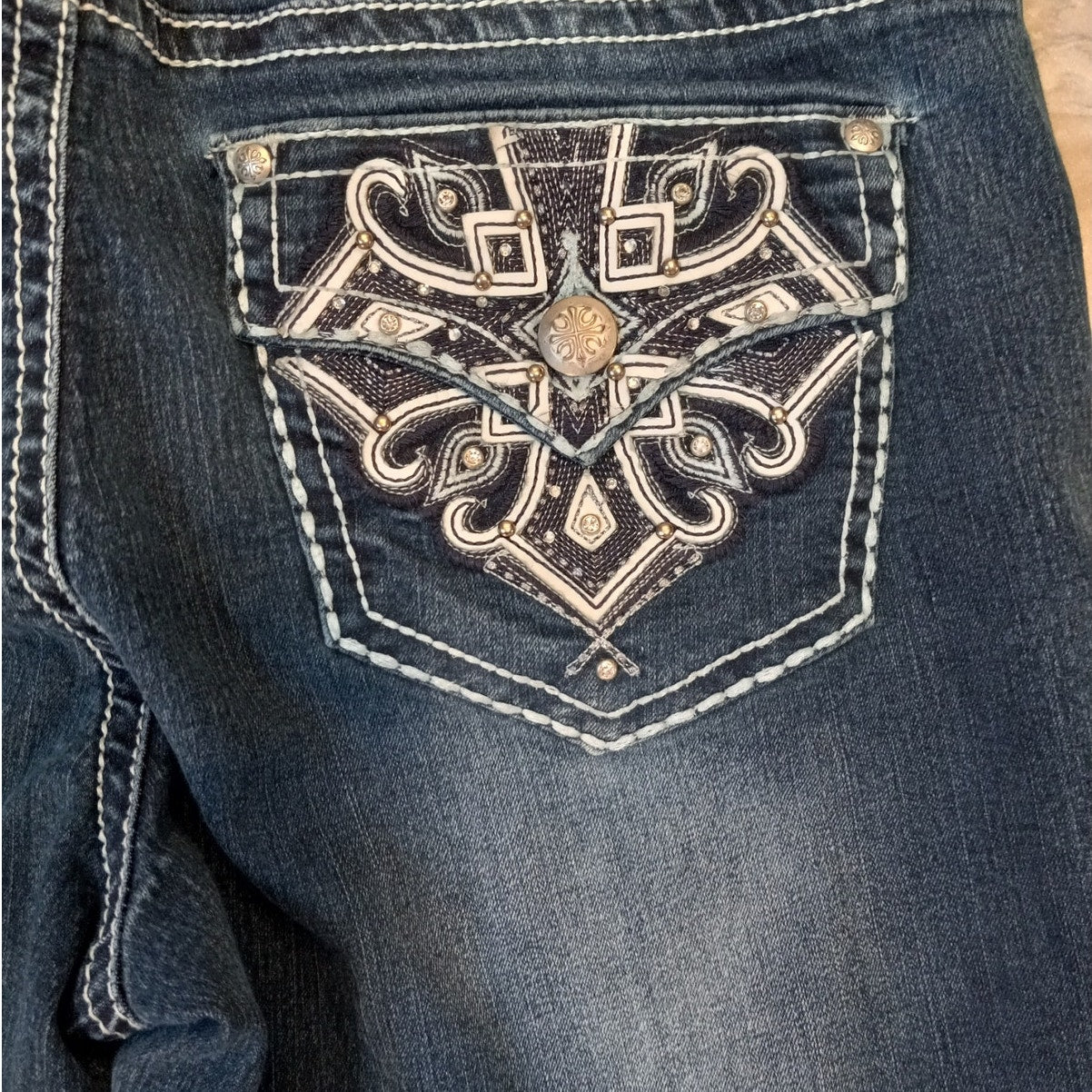 ND Weekend dark wash embroidered studded pocket cuffed jean shorts SIZE 10