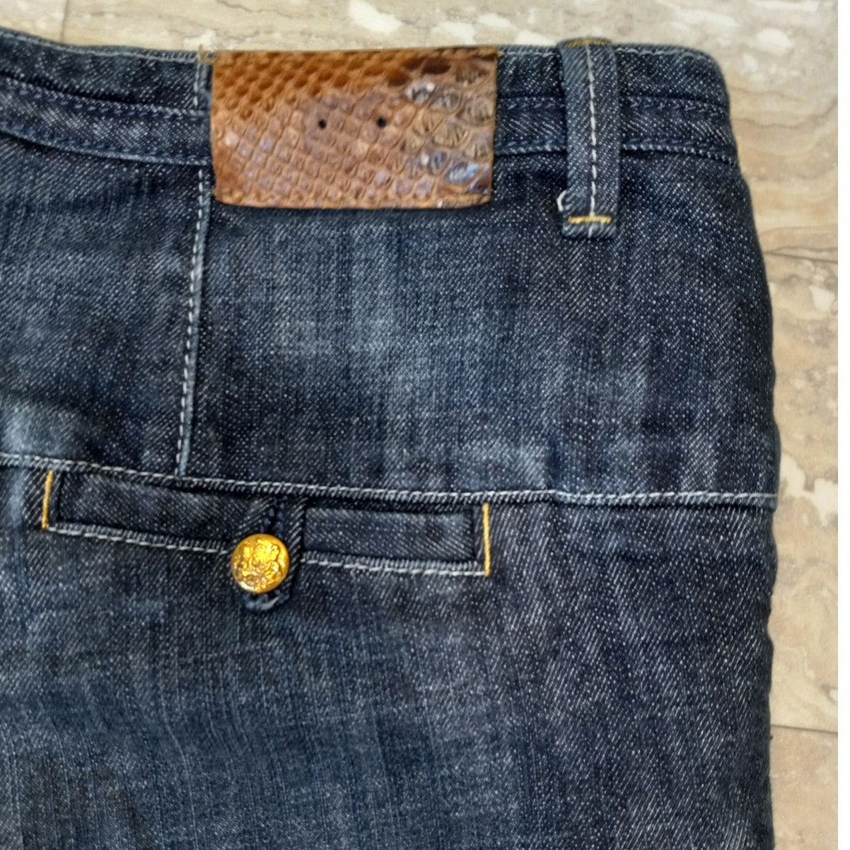 Guess y2k dark wash denim mid rise belted capri jeans SIZE 30