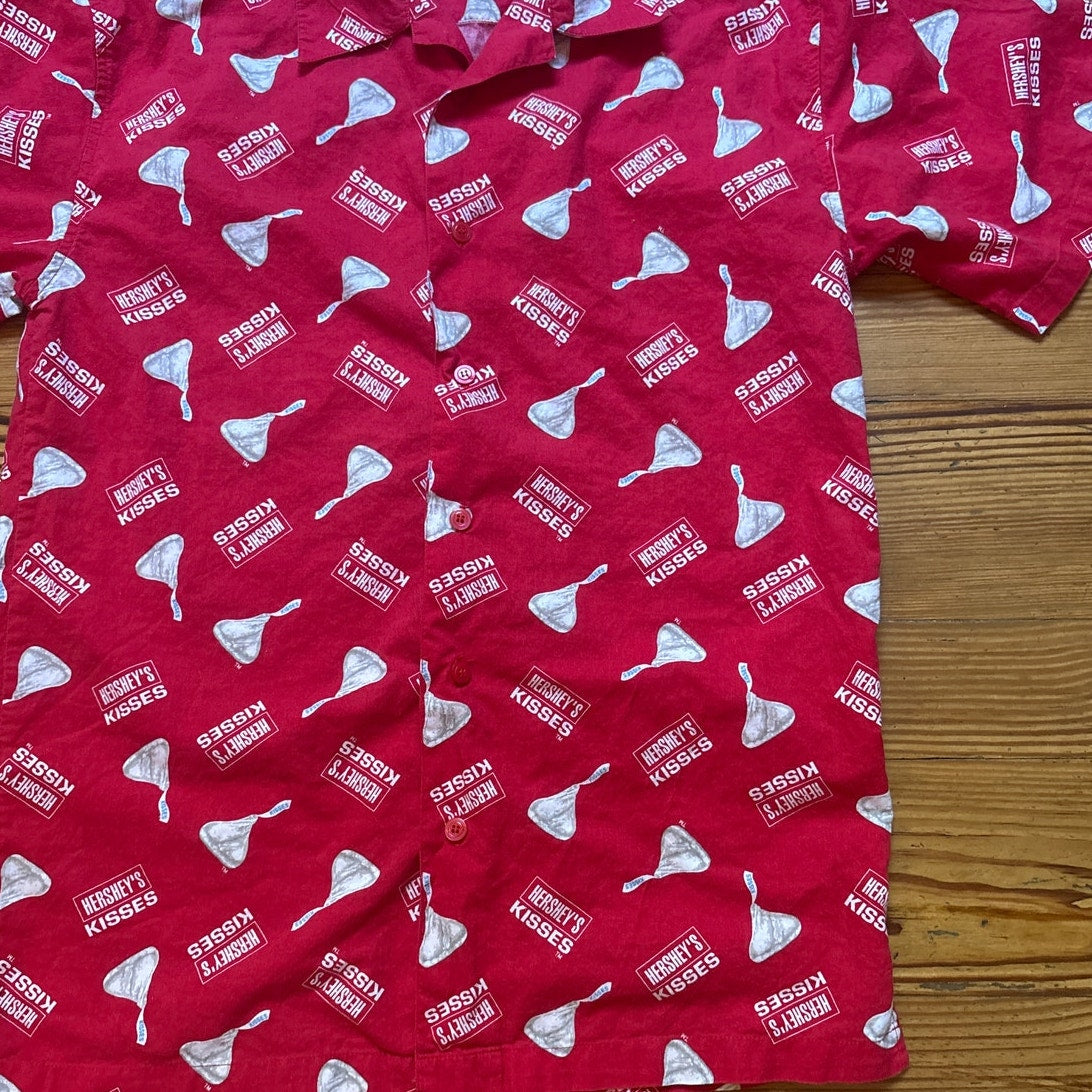 Hershey's red chocolate kiss short sleeve cotton button up short SIZE M