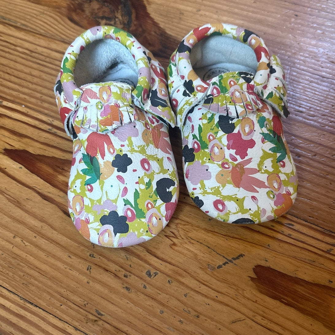 Fresh Produce white colorful floral soft sole baby moccasins SIZE 7