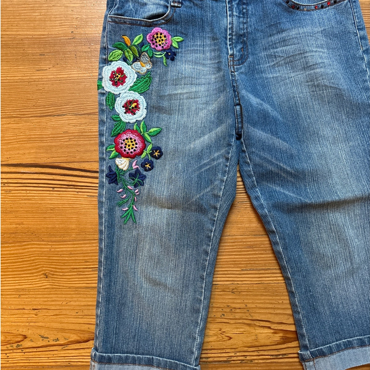 Boston Proper medium wash embroidered denim capri jeans SIZE 8