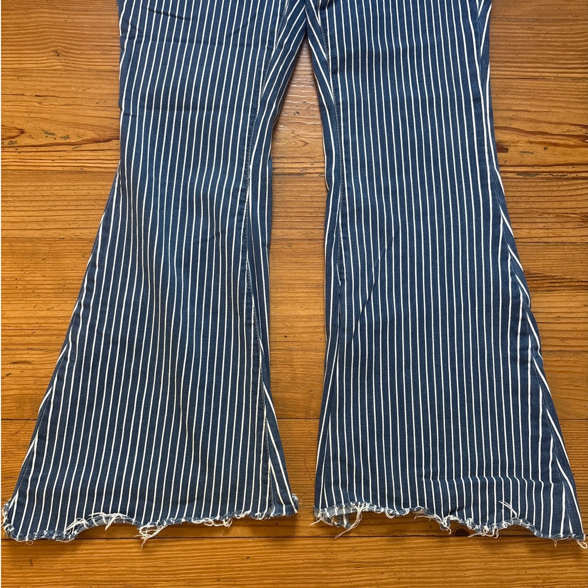 Judy Blue denim white striped super flare womens jeans SIZE 31
