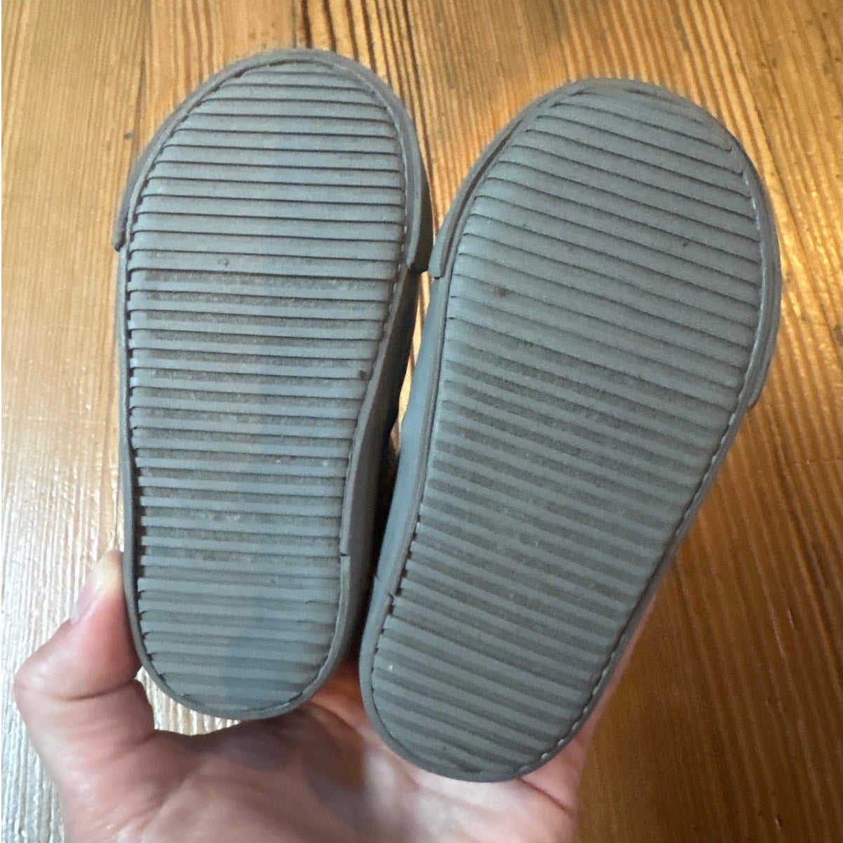 Old Navy gray faux suede double strap velkro toddler sneakers SIZE 5