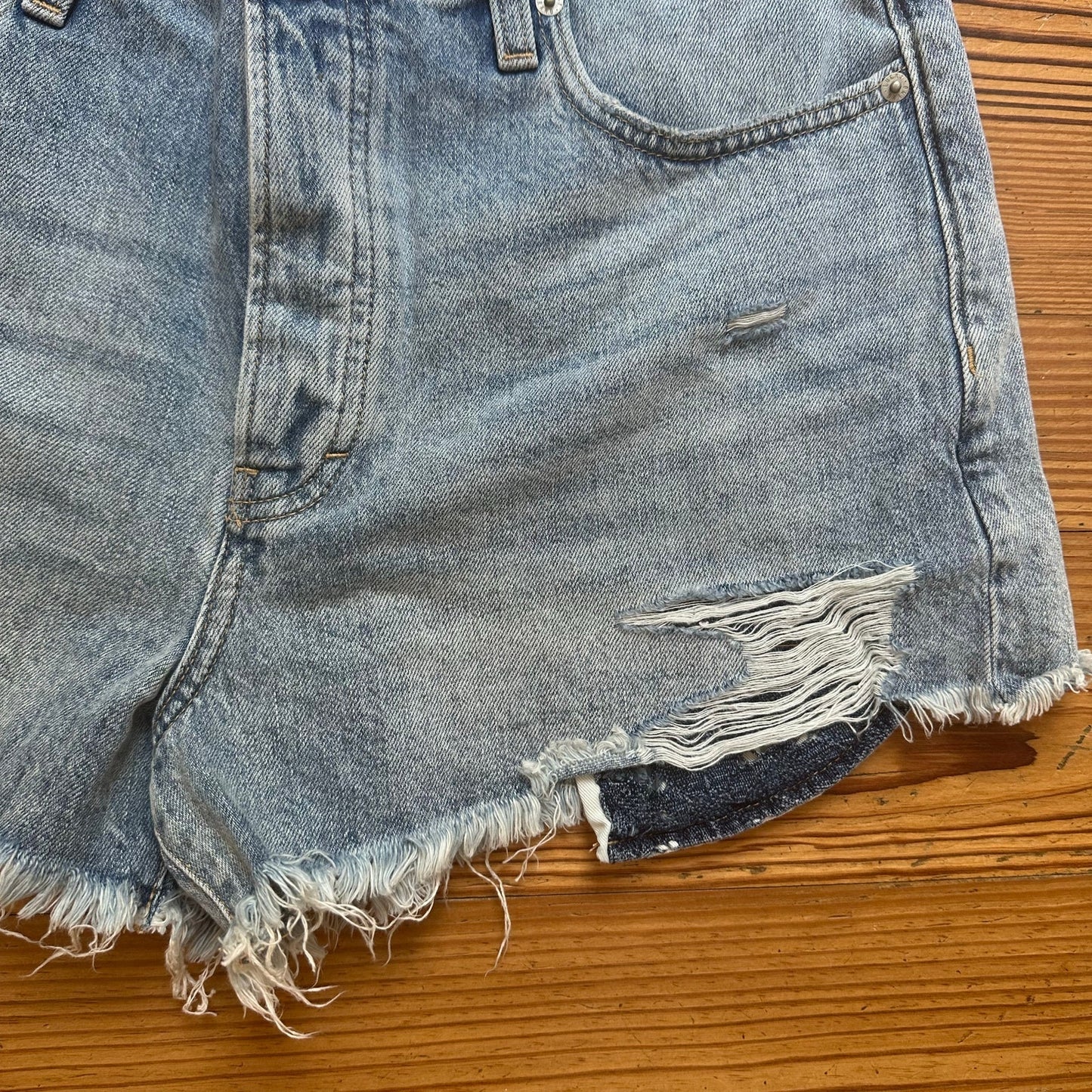 NWT Lucky Brand light wash distressed high rise mom short SIZE 12