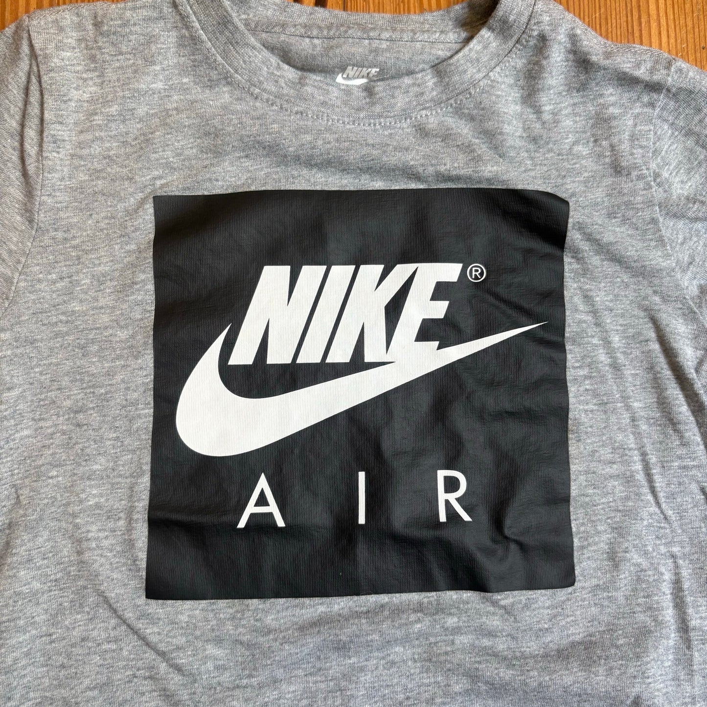 Nike Air light gray black graphic cotton short sleeve shirt SIZE 6