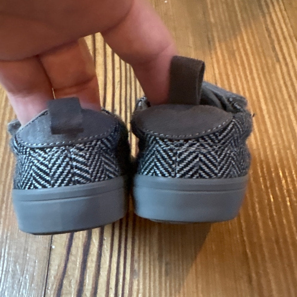 Old Navy gray faux suede double strap velkro toddler sneakers SIZE 5